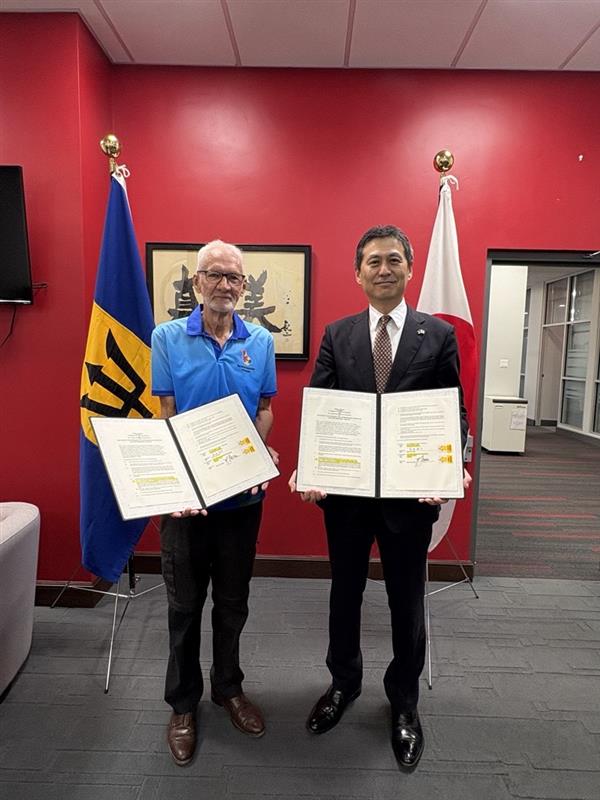 Left: Mr. Frederick JOHNSON, President of the Autism Association of Barbados,    Right：H.E. Mr. MIYASAKA Yusuke, Ambassador Extraordinary and Plenipotentiary of Japan to Barbados 